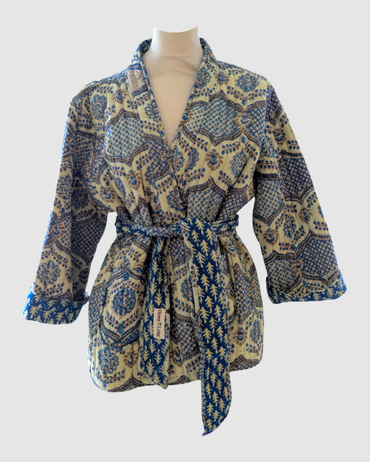 Vendbar jakke i 100% bomuld – blå/sand floral motiv og indigo-blå bladmotiv – håndlavet & bæredygtig