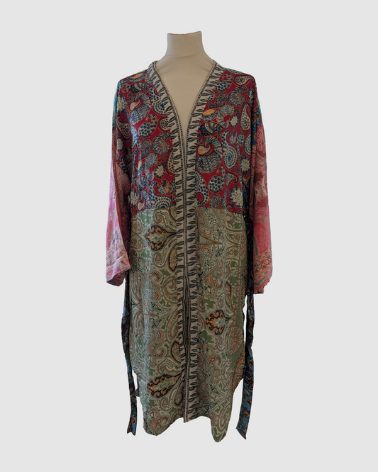 Håndlavet blomstret rød/lysegrøn silke kimono med blå blomster, syet af upcycled sarisilke af kvinder i Kashmir.