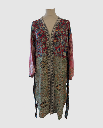 Kort silke kimono fra kvindekooperativet i Indien - Maya