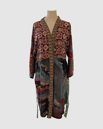 Håndlavet vinrød silke kimono med blå batik, syet af upcycled sarisilke af kvinder i Kashmir.