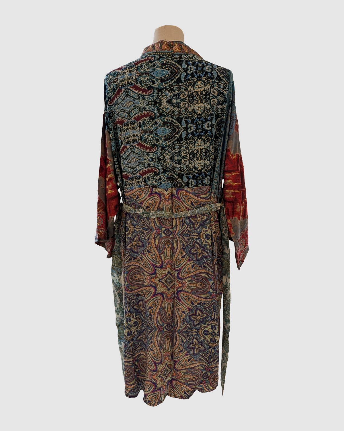 Håndlavet vinrød silke kimono med blå batik, syet af upcycled sarisilke af kvinder i Kashmir.