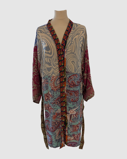 Håndlavet grå/rød silke kimono med blå blomster, syet af upcycled sarisilke af kvinder i Kashmir.