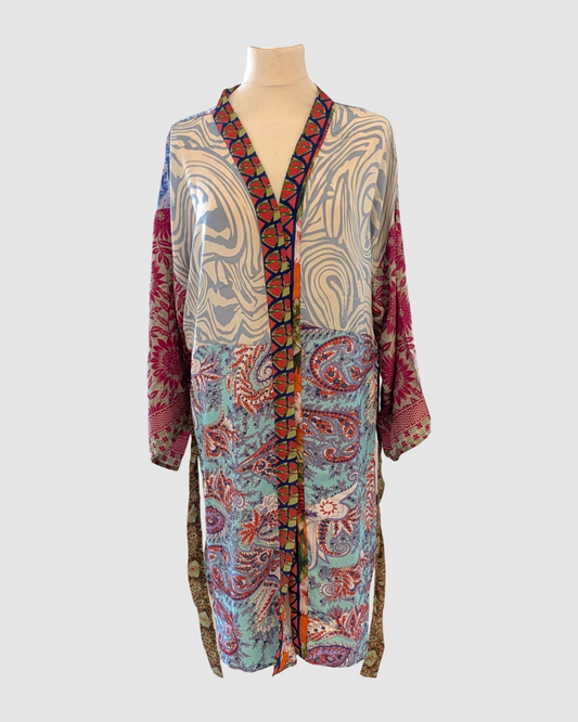 Kort silke kimono i wavy blå og blomstret lyseblå - Håndlavet i Indien- Juju