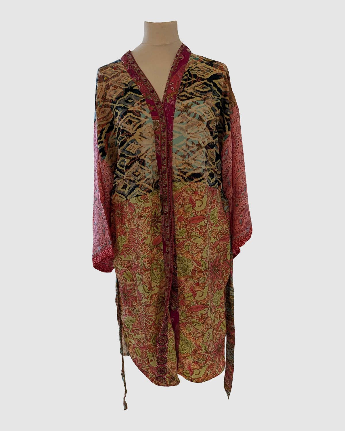 Håndlavet gul silke kimono med rosa blomster, syet af upcycled sarisilke af kvinder i Kashmir.