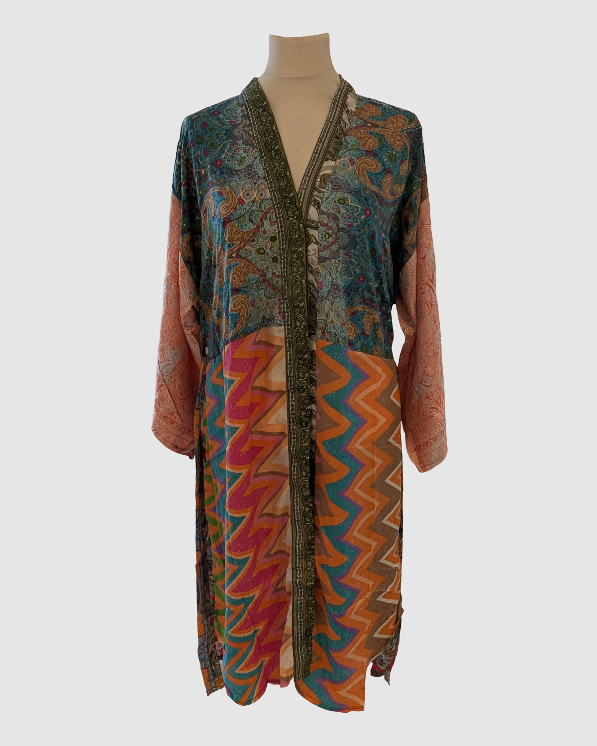 Kort silke kimono fra kvindekooperativet i Indien - Sylle