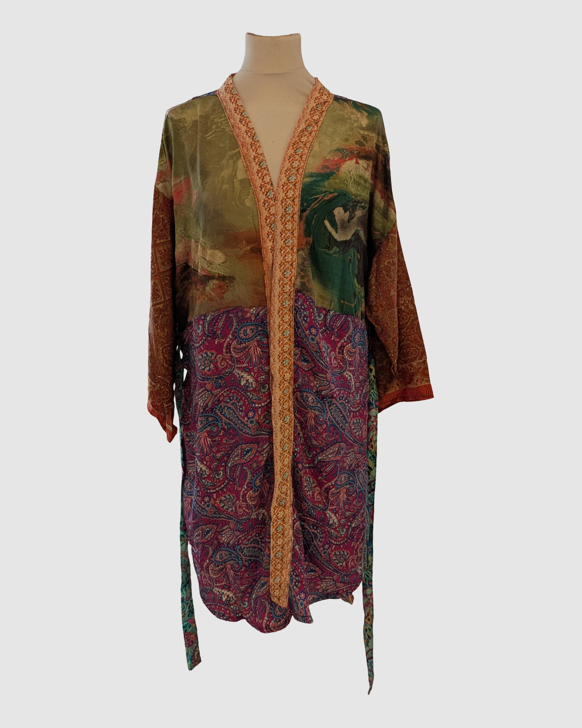 Kort silke kimono fra kvindekooperativet i Indien - Safia