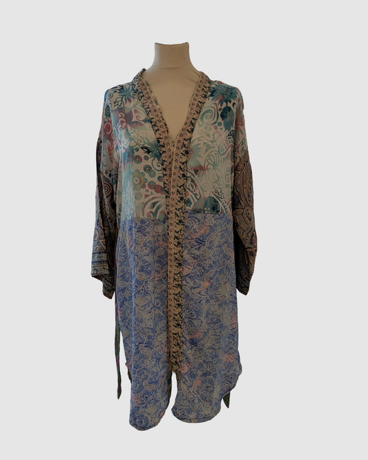 Kort silke kimono fra kvindekooperativet i Indien - Sylle