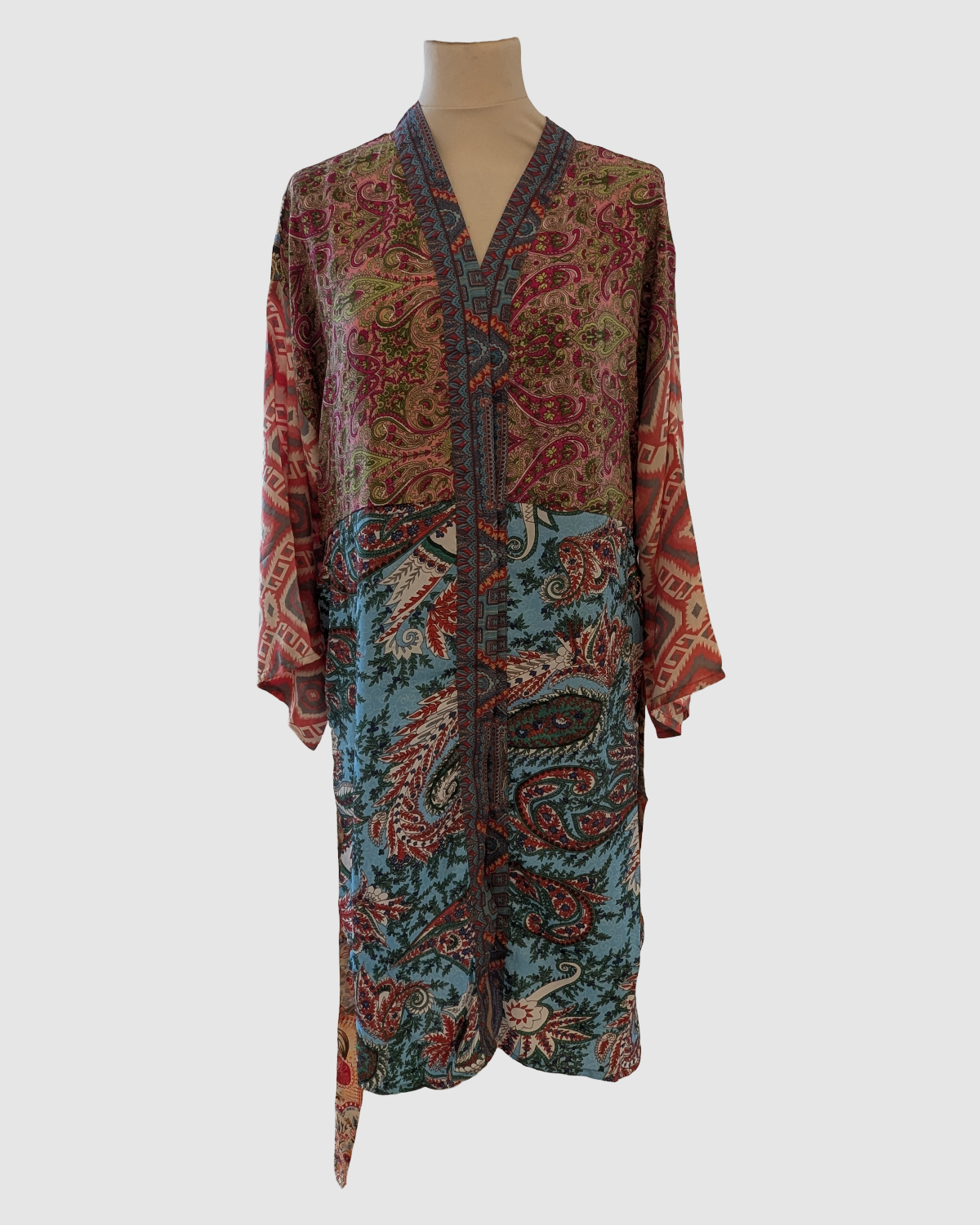 Kort silke kimono fra kvindekooperativet i Indien - Eri