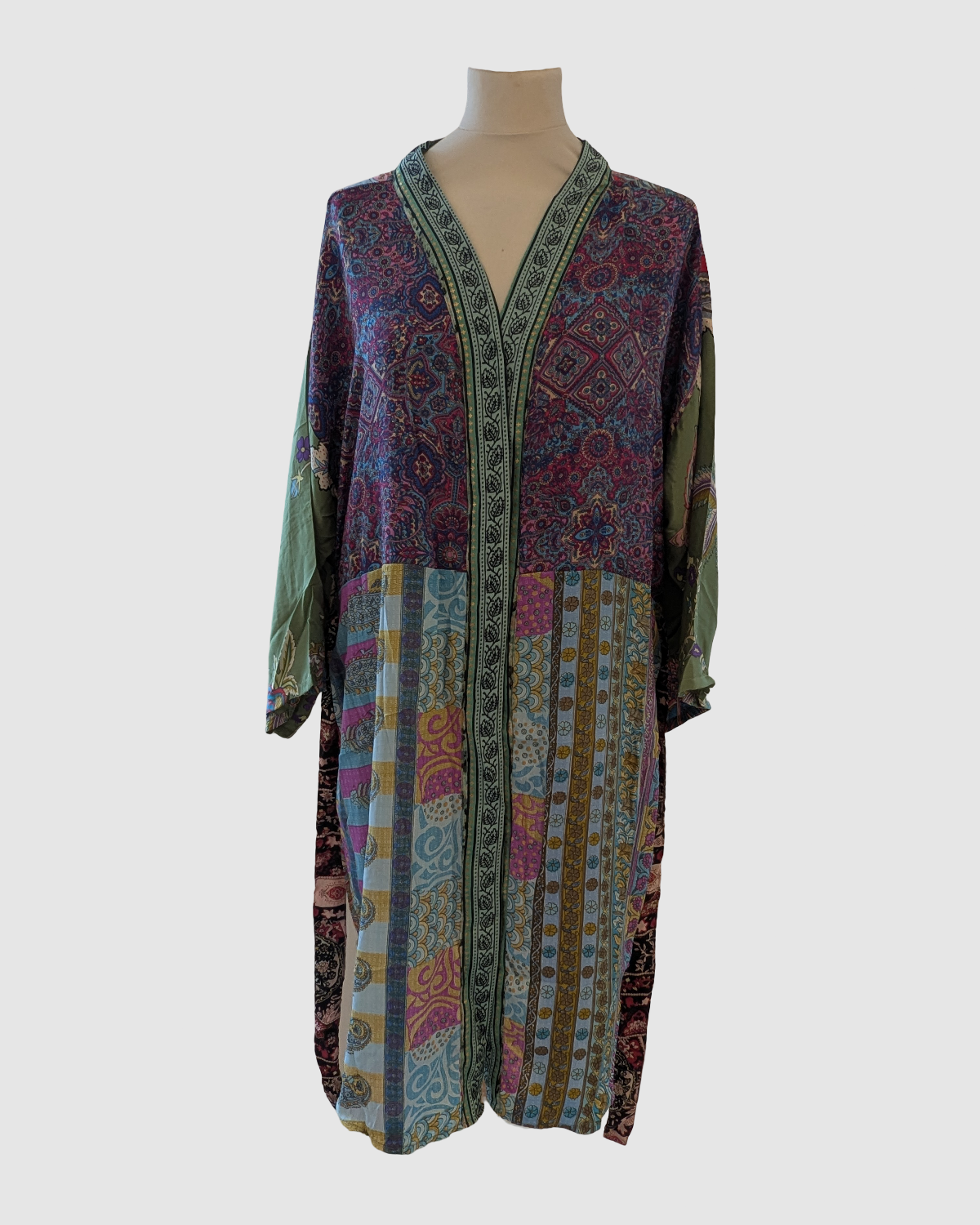 Kort silke kimono i blomstret lilla/boudeaux og blå - Håndlavet i Indien - Meera