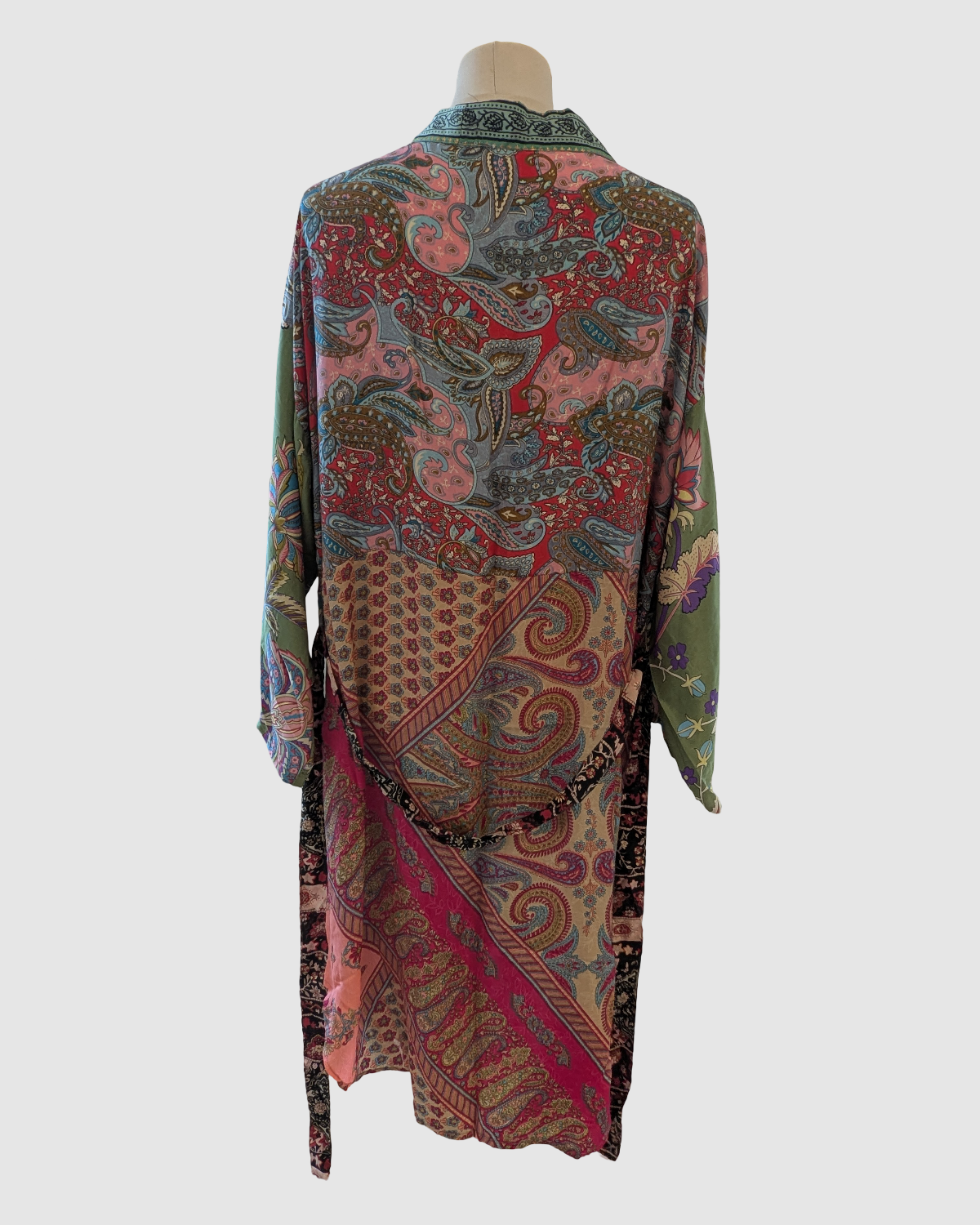 Kort silke kimono i blomstret lilla/boudeaux og blå - Håndlavet i Indien - Meera