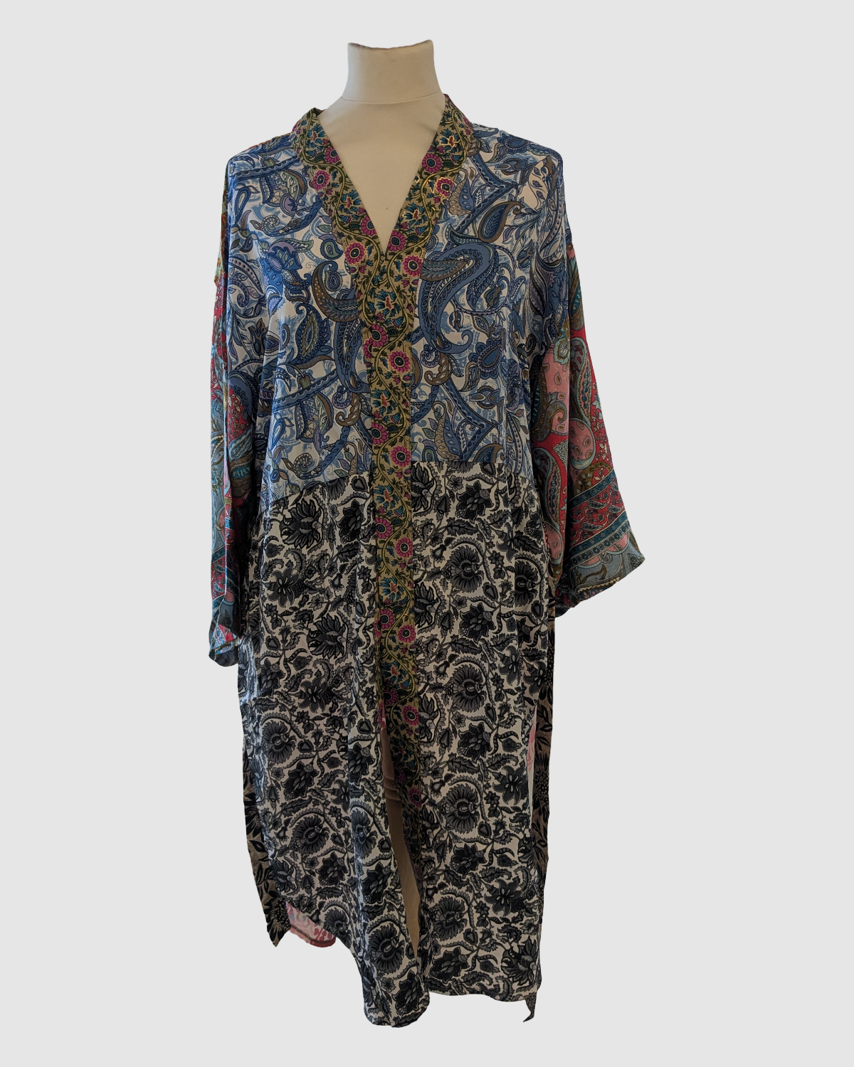 Kort silke kimono i blomstret blå og grå - Håndlavet i Indien - Rima