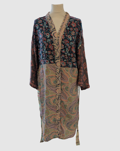 Håndlavet silke kimono i blomstret sort/lyserød – fair trade og bæredygtig slow fashion fra Kashmir, Green Living