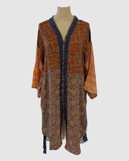 Håndlavet silke kimono i blomstret ild-rød og sand – fair trade og bæredygtig slow fashion fra Kashmir, Green Living