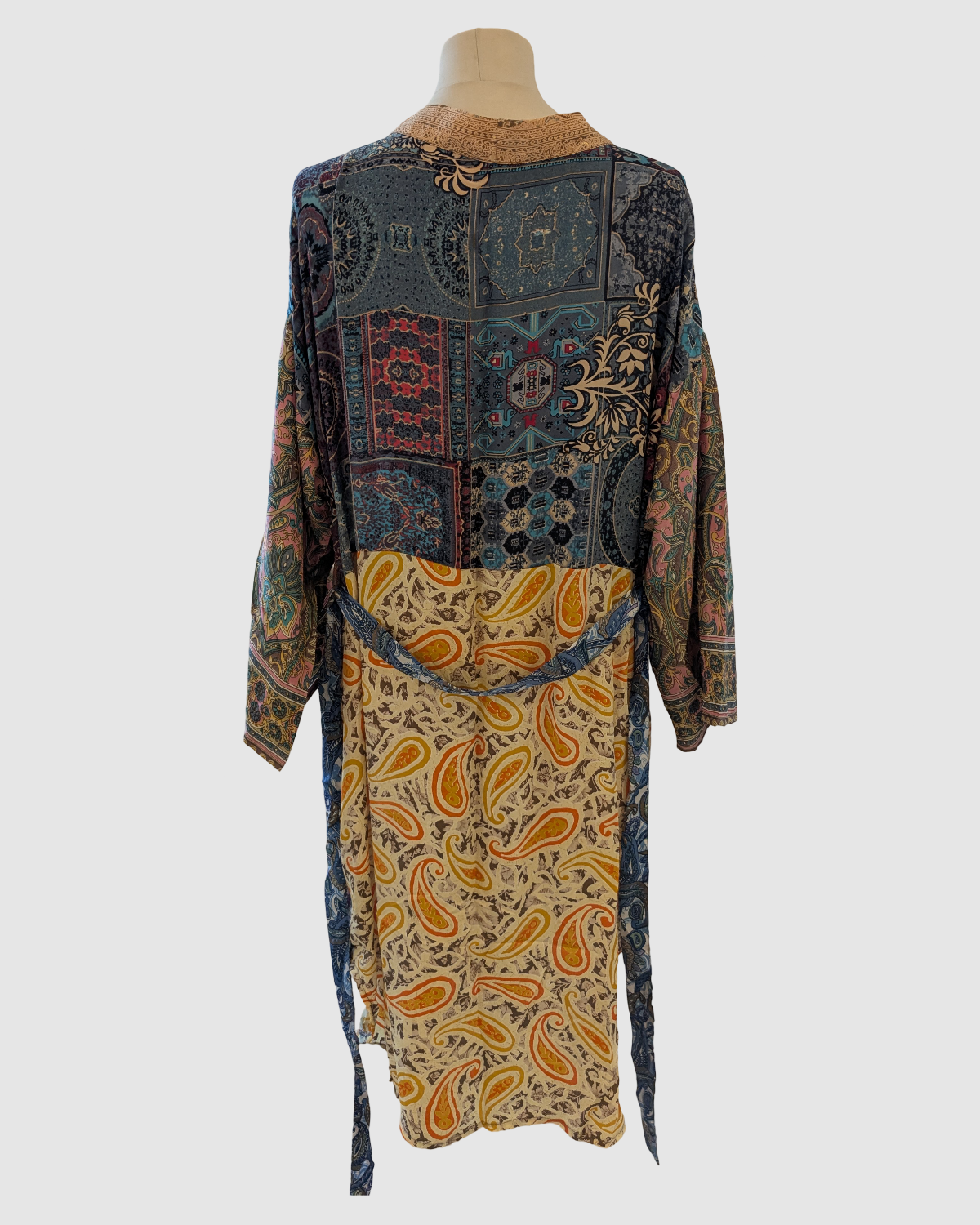 Kort silke kimono fra kvindekooperativet i Indien - Ira