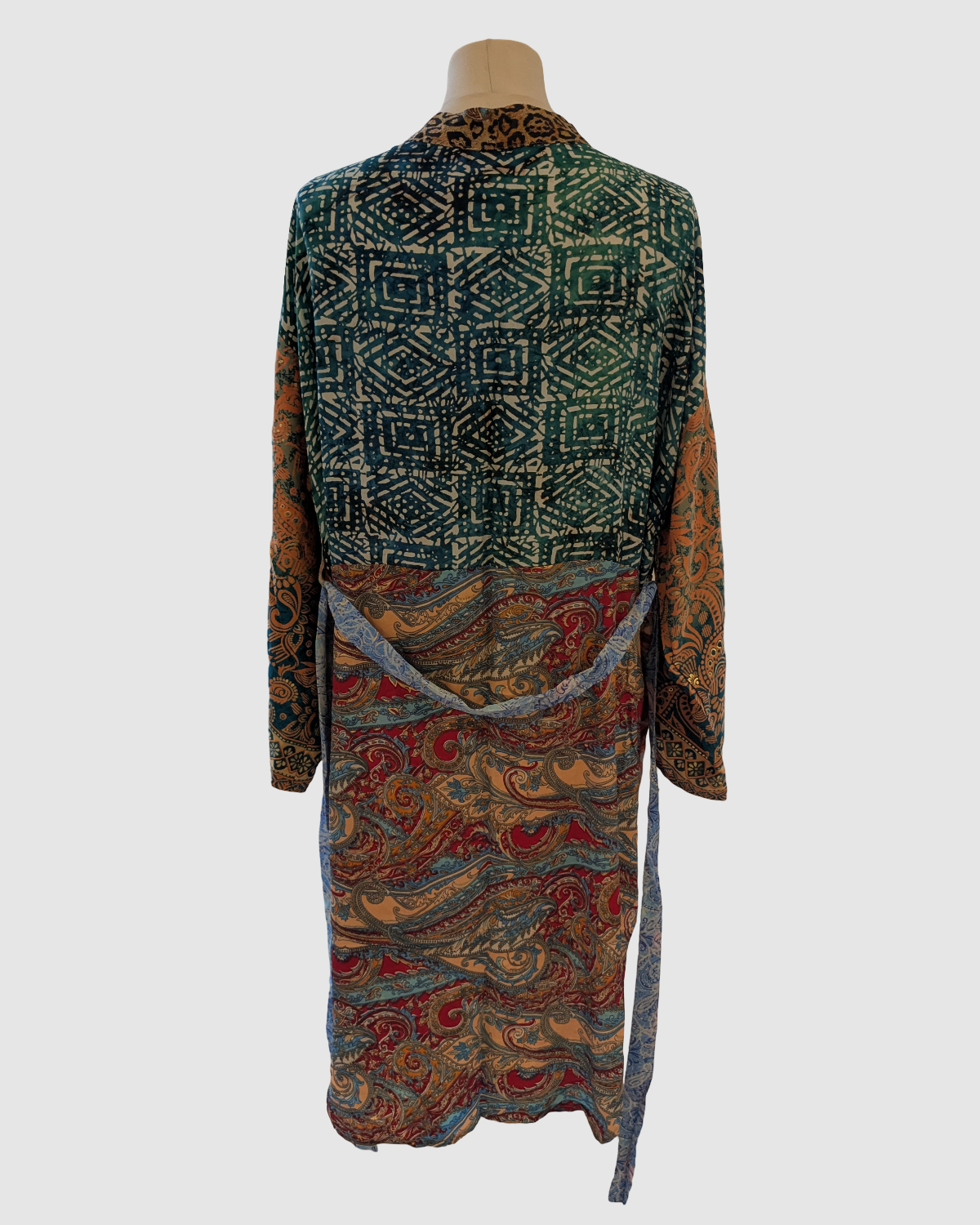 Kort silke kimono fra kvindekooperativet i Indien - Piya