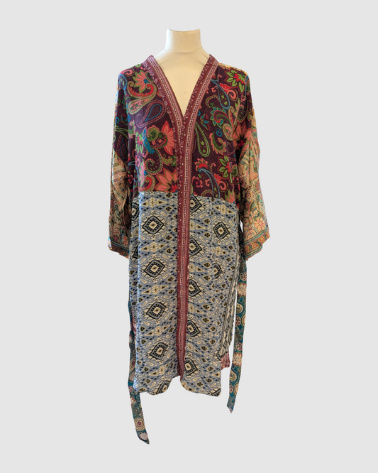 Kort silke kimono fra kvindekooperativet i Indien - Tara