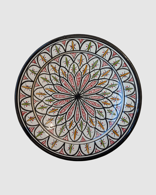 Håndlavet serveringsfad fra et marokkansk kvindekooperativ – unikt design med bæredygtige materialer og fair løn til håndværkerne.