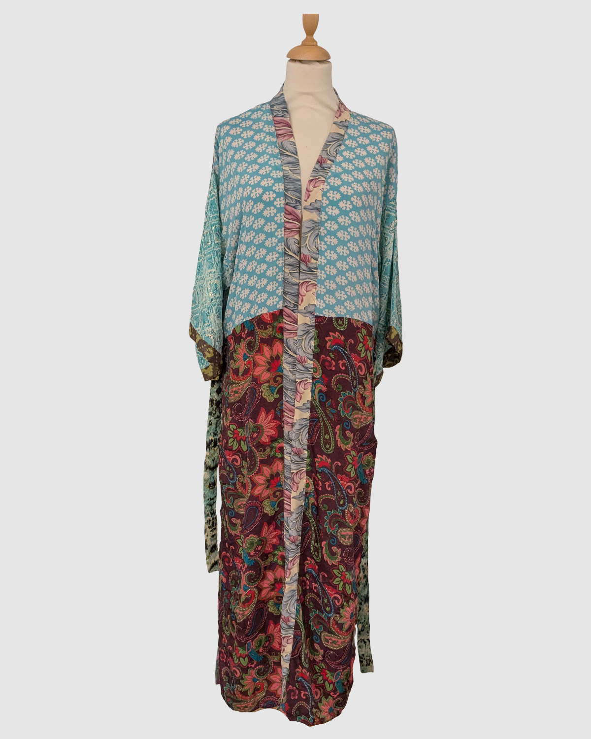 Håndlavet lang silke kimono i blomstret vinrød og mint. Fairtrade og bæredygtig