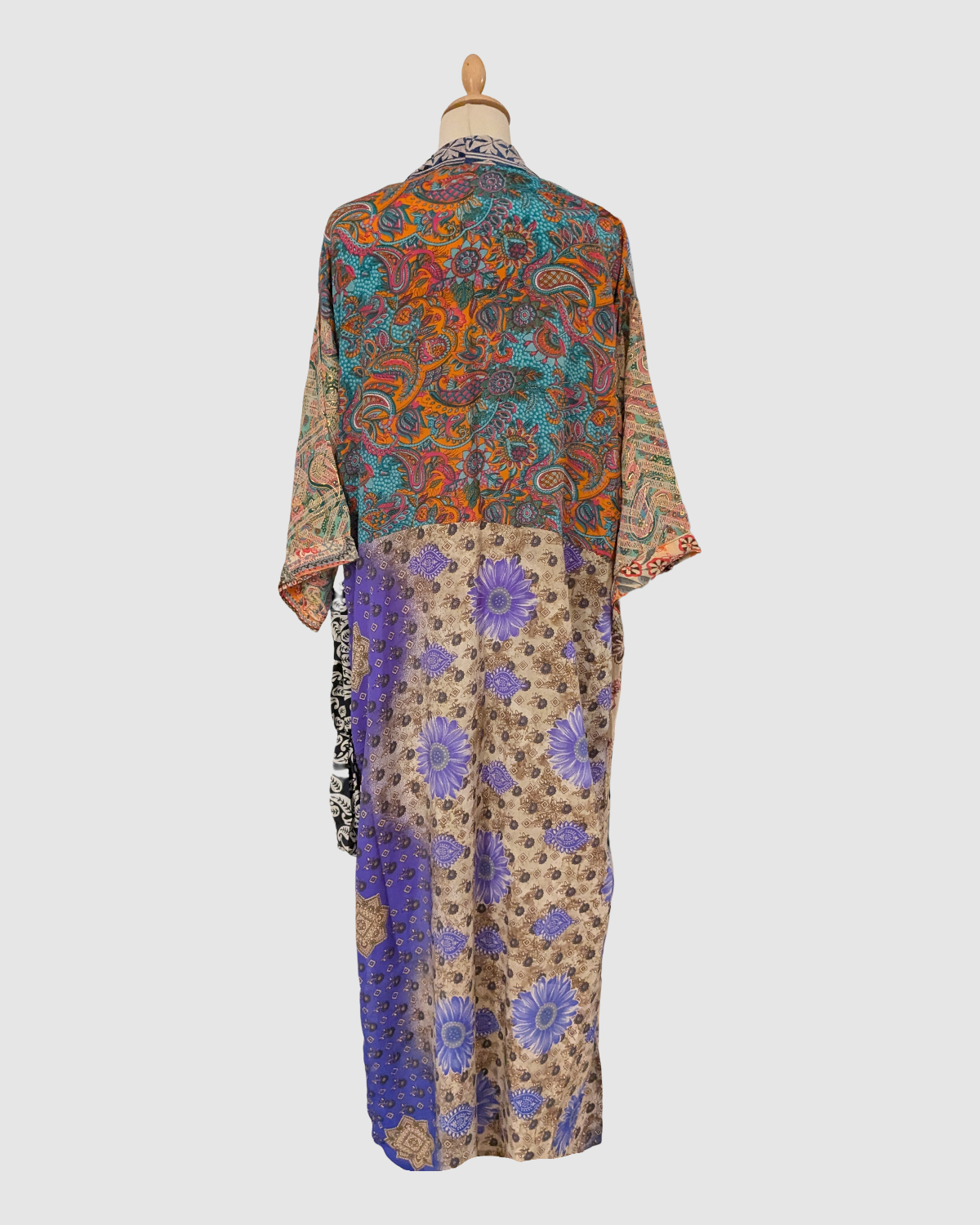 Lang silke kimono i gylden, sand og blå - Håndlavet i Indien - Freja