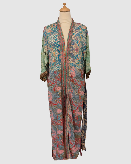 Håndlavet lang silke kimono i blomstret blå, rød og mint. Fairtrade og bæredygtig