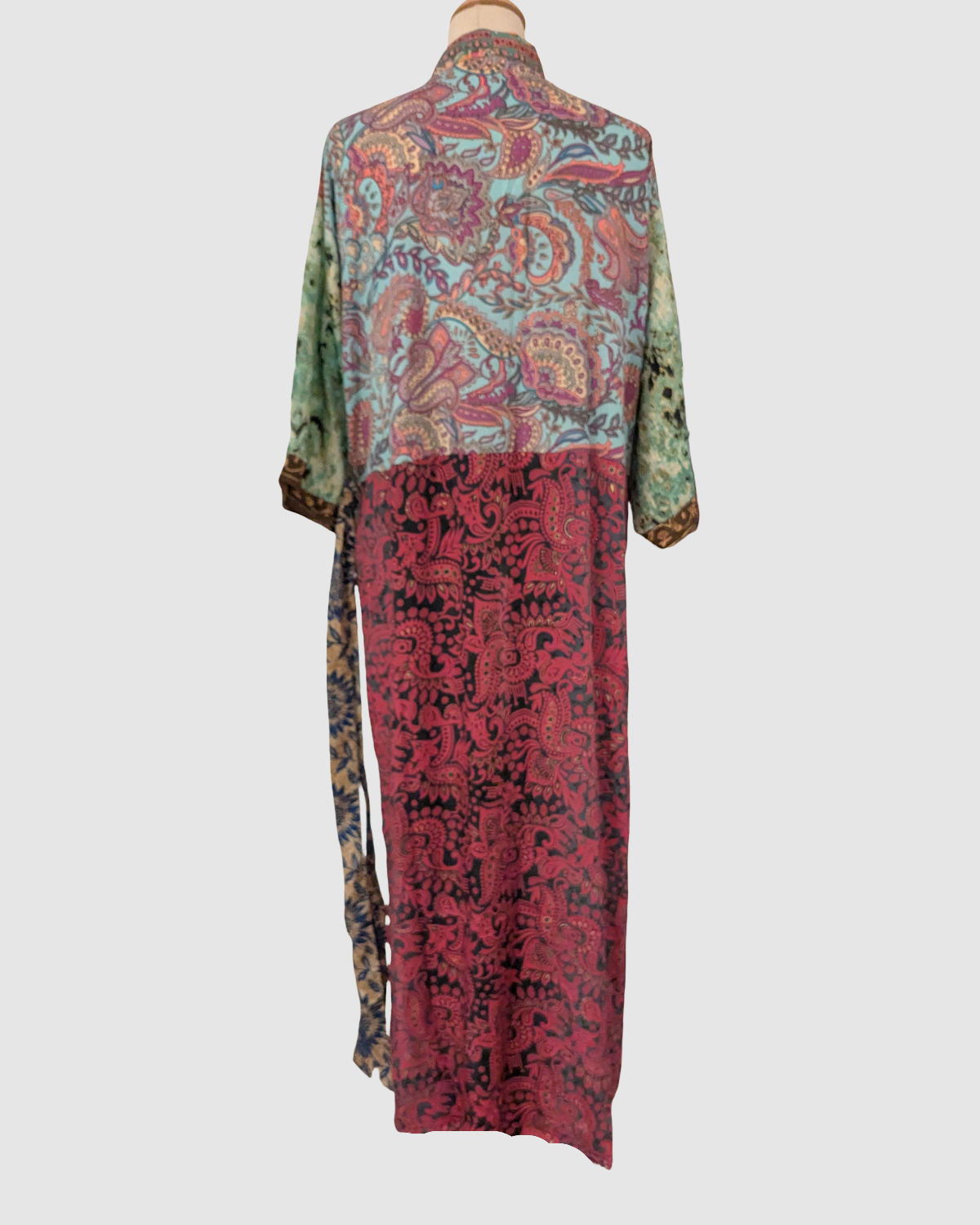 Lang silke kimono i blomstret blå, rød og mint- Håndlavet i Indien - Elsa