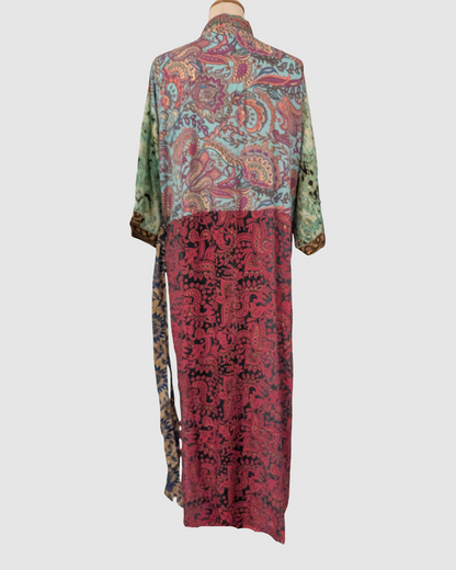Lang silke kimono i blomstret blå, rød og mint- Håndlavet i Indien - Elsa