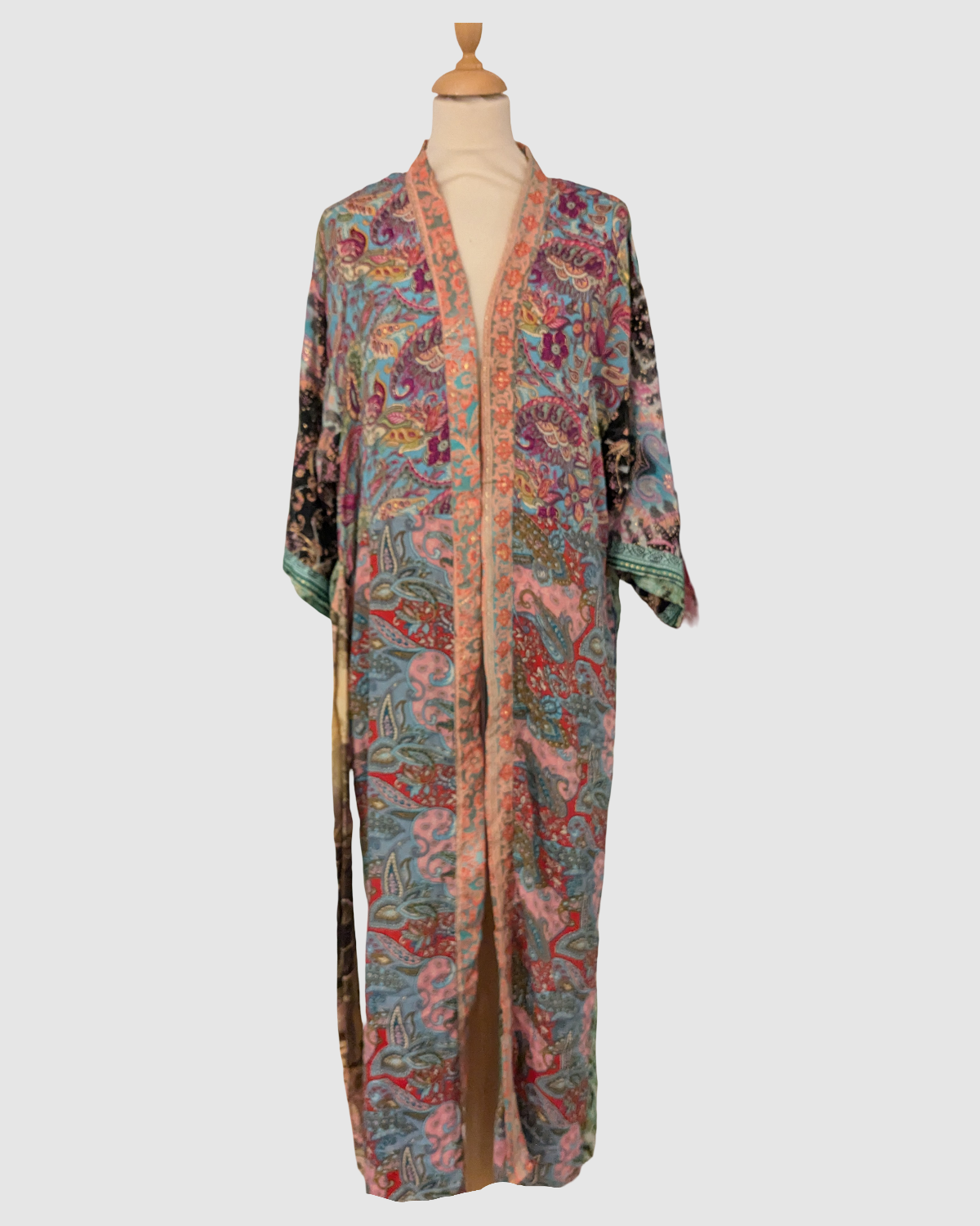 Håndlavet lang silke kimono i blomstret multifarvet. Fairtrade og bæredygtig