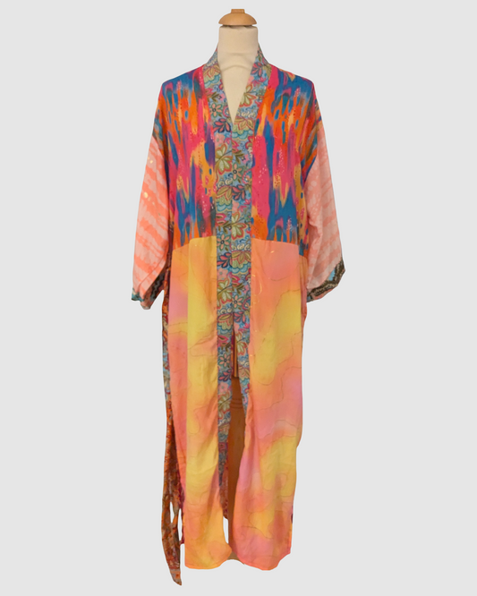 Lang silke kimono i gul, pink og blå - Håndlavet i Indien - Miriam