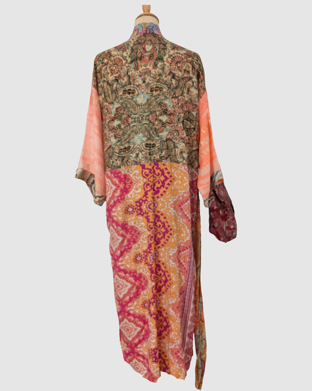 Lang silke kimono i gul, pink og blå - Håndlavet i Indien - Miriam