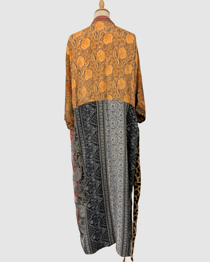 Lang silke kimono i blomstret mint, rød og rosa - Håndlavet i Indien - Astrid