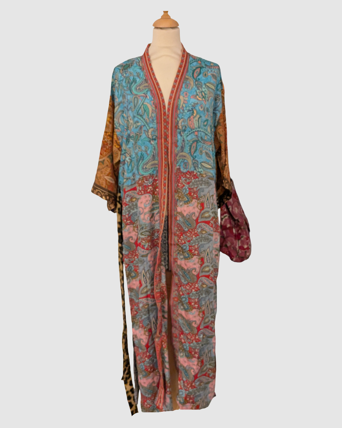 Lang silke kimono i blomstret mint, rød og rosa - Håndlavet i Indien - Astrid