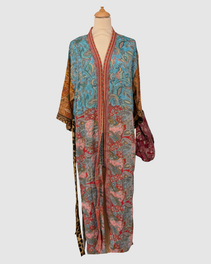 Lang silke kimono i blomstret mint, rød og rosa - Håndlavet i Indien - Astrid