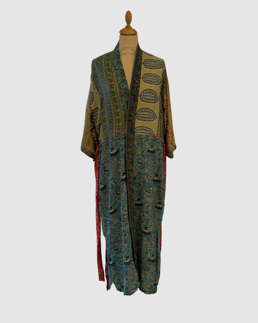 Lang silke kimono i lysegrøn, sand og blå - Håndlavet i Indien - Mahaa