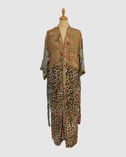 Lang silke kimono i lyseblå og leopard - Håndlavet i Indien - Sigrid