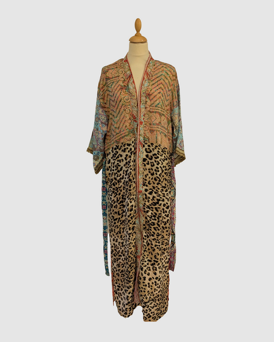 Lang silke kimono i lyseblå og leopard - Håndlavet i Indien - Sigrid