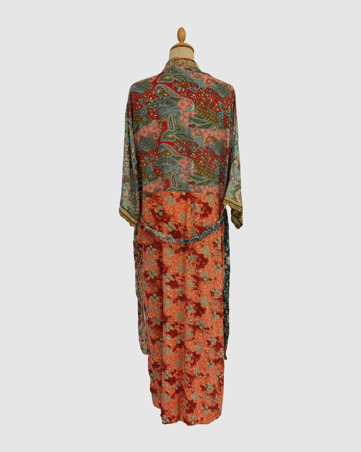 Lang silke kimono i lyseblå og leopard - Håndlavet i Indien - Sigrid