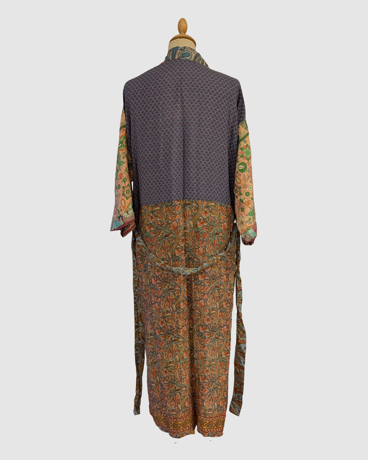 Lang silke kimono i bordeaux, rosa og lilla blomstret - Håndlavet i Indien - Iman