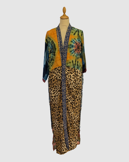 Lang silke kimono i leo, rosa og blå - Håndlavet i Indien - Lara