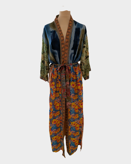 Lang silke kimono i blå, grøn og orange - Håndlavet i Indien - Freja