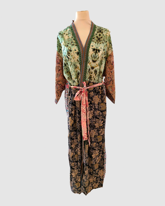 Lang silke kimono i grøn, rosa og sort blomstret - Håndlavet i Indien - Iman