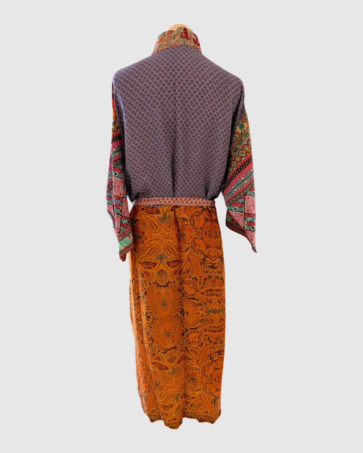 Lang silke kimono i orange, bordaux og pink - håndlavet i Indien - Padma