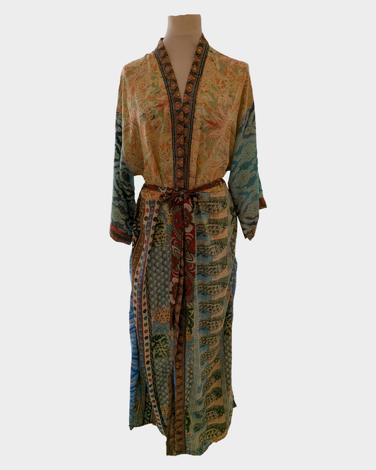 Lang silke kimono i blomstret blå, gul og mint - Håndlavet i Indien - Elsa