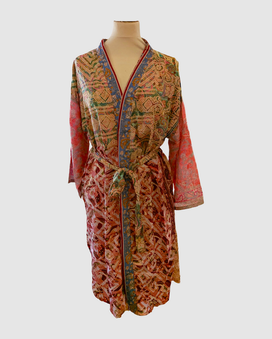 Kort silke kimono fra kvindekooperativet i Indien - Nura