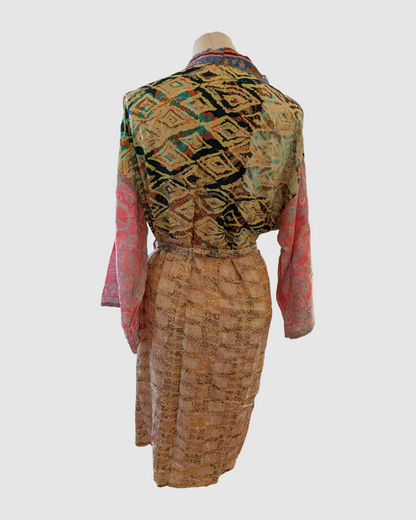 Kort silke kimono fra kvindekooperativet i Indien - Nura