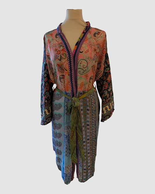 Håndlavet silke kimono i blomstret lyserød /blå fra små producenter med fokus på bæredygtighed og fair arbejdsforhold