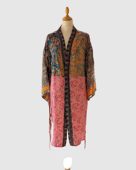 Silke kimono i pastel i blomstret blå/gylden og lyserød – håndlavet & bæredygtig luksus