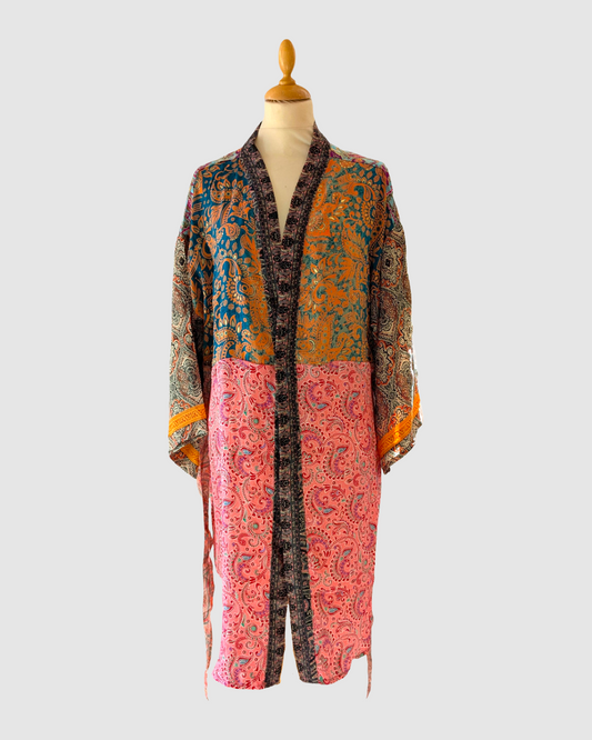 Kort silke kimono fra kvindekooperativet i Indien - Valborg