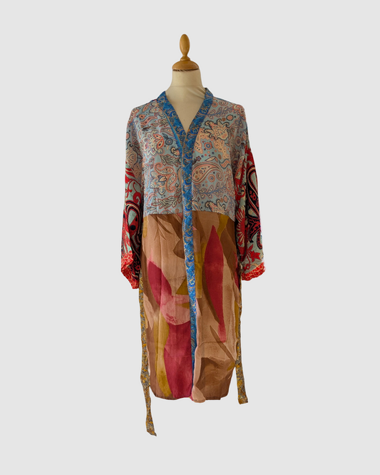 Silke kimono i pastel lyseblå og lysebrun – håndlavet & bæredygtig luksus