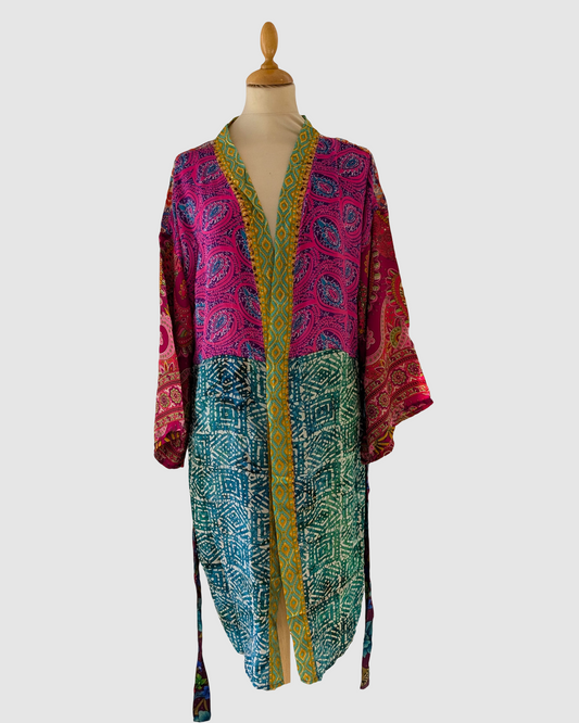 Silke kimono i geometrisk pink og grøn – håndlavet & bæredygtig luksus