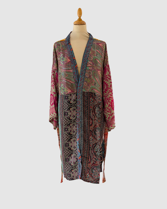 Silke kimono i pastel i blomstret lyserød/lilla og grå – håndlavet & bæredygtig luksus